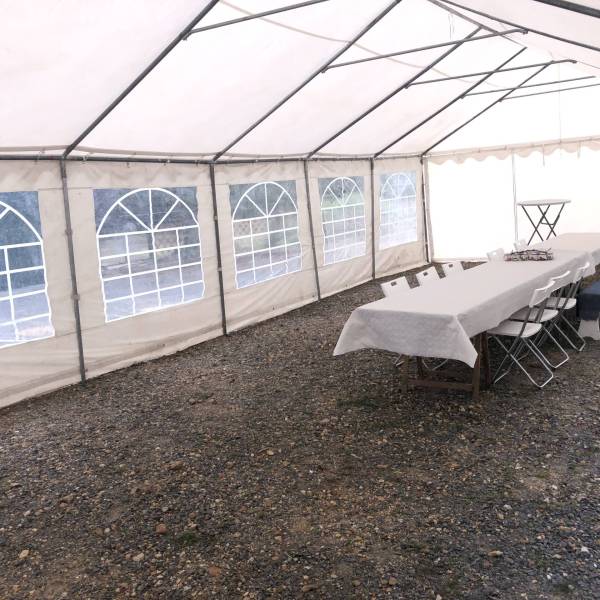 Repas en plein air sous la tonnelle au Domaine de la Belle Métairie - Sud-Sarthe - sud sarthe